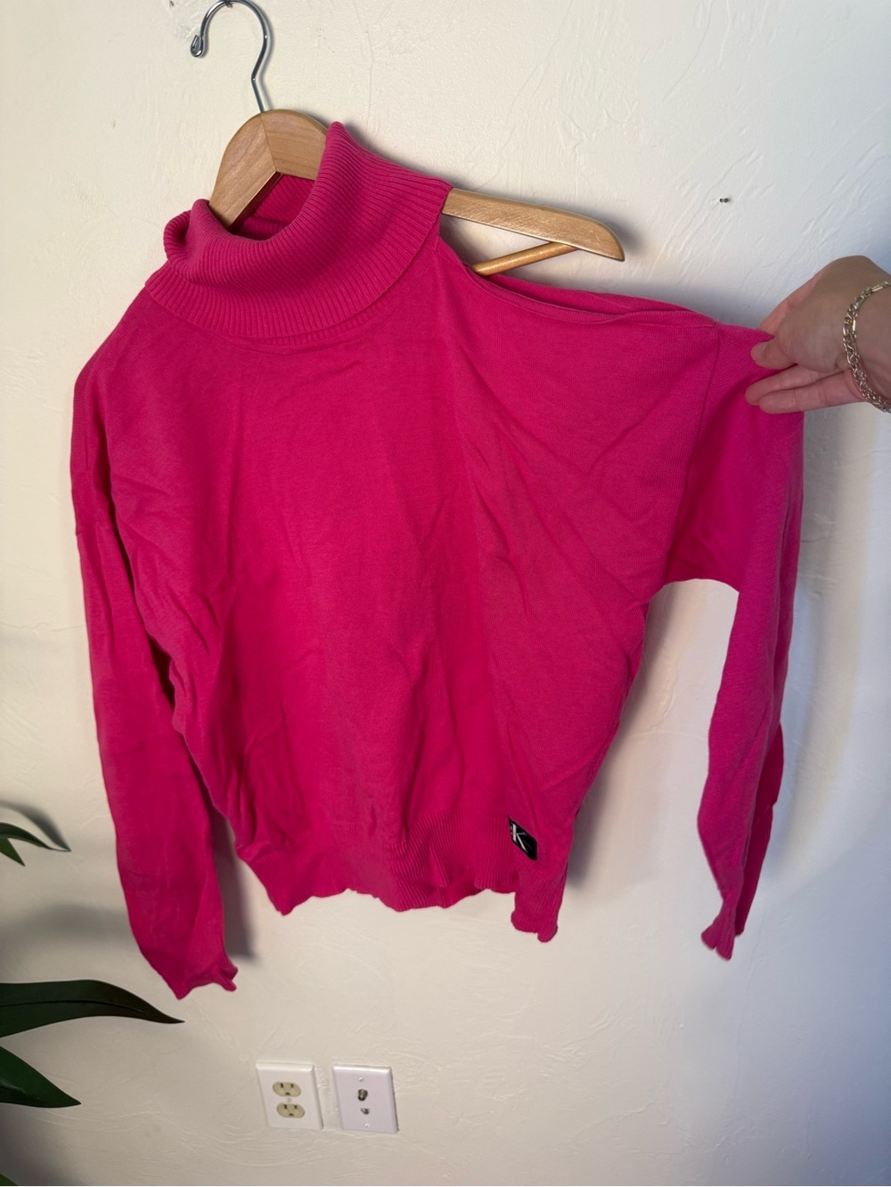 Calvin Klein Jeans Hot Pink Cold Shoulder Turtleneck Sweater Size Medium